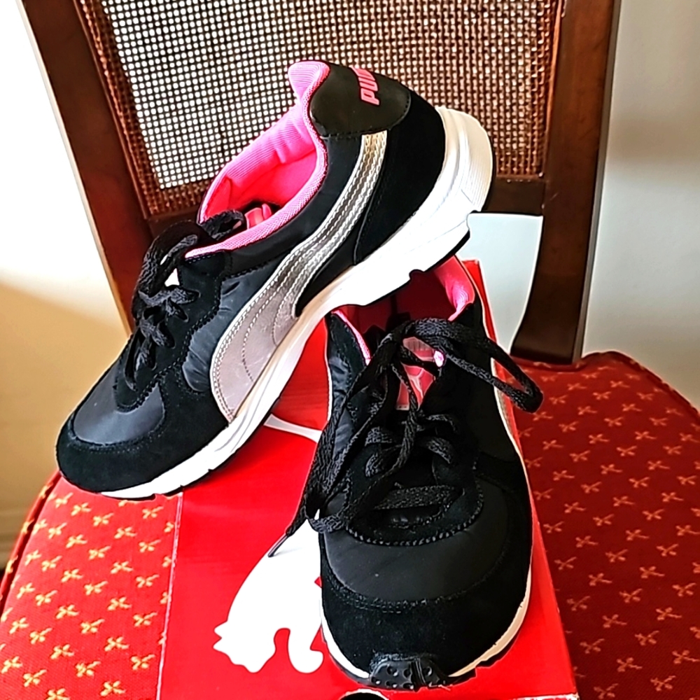 Puma Vesta Runner Women's US size 9